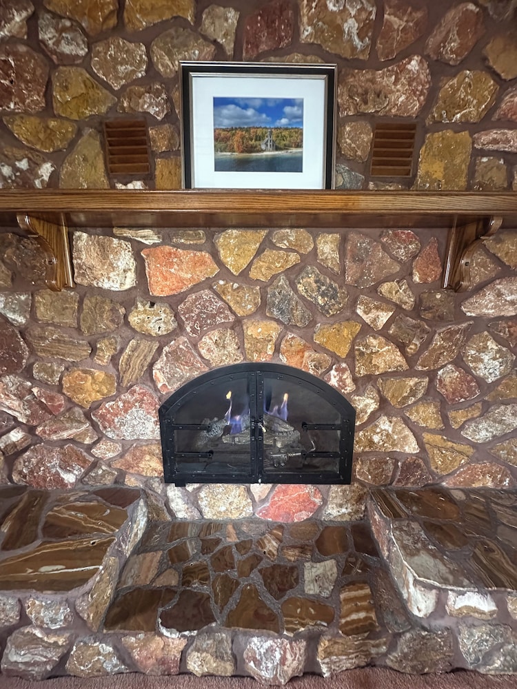 Pictured Rocks Inn & Suites 9/70