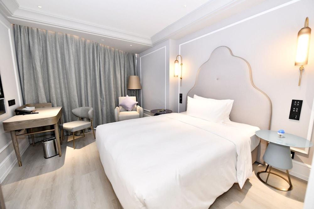 Mercure Xichang Qionghai Wetland 13/32