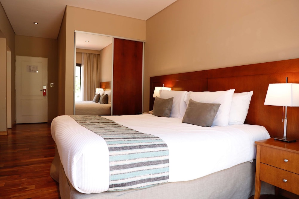 Howard Johnson by Wyndham Escobar Hotel 24/40