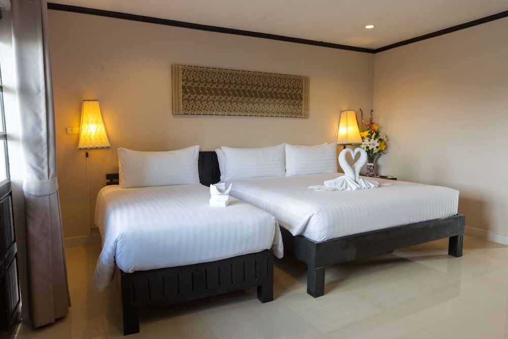 Golden Tulip Essential Pattaya 24/65