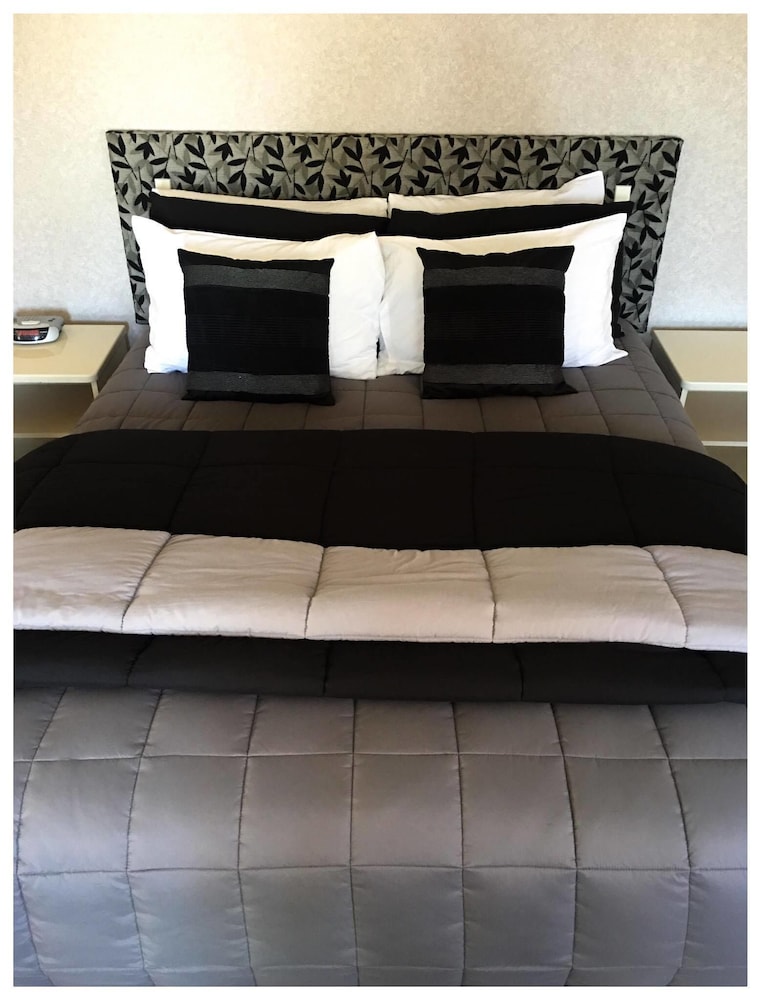 Deco City Motor Lodge 38/54