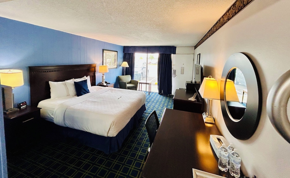 Hospitality Inn & Suites 17/37