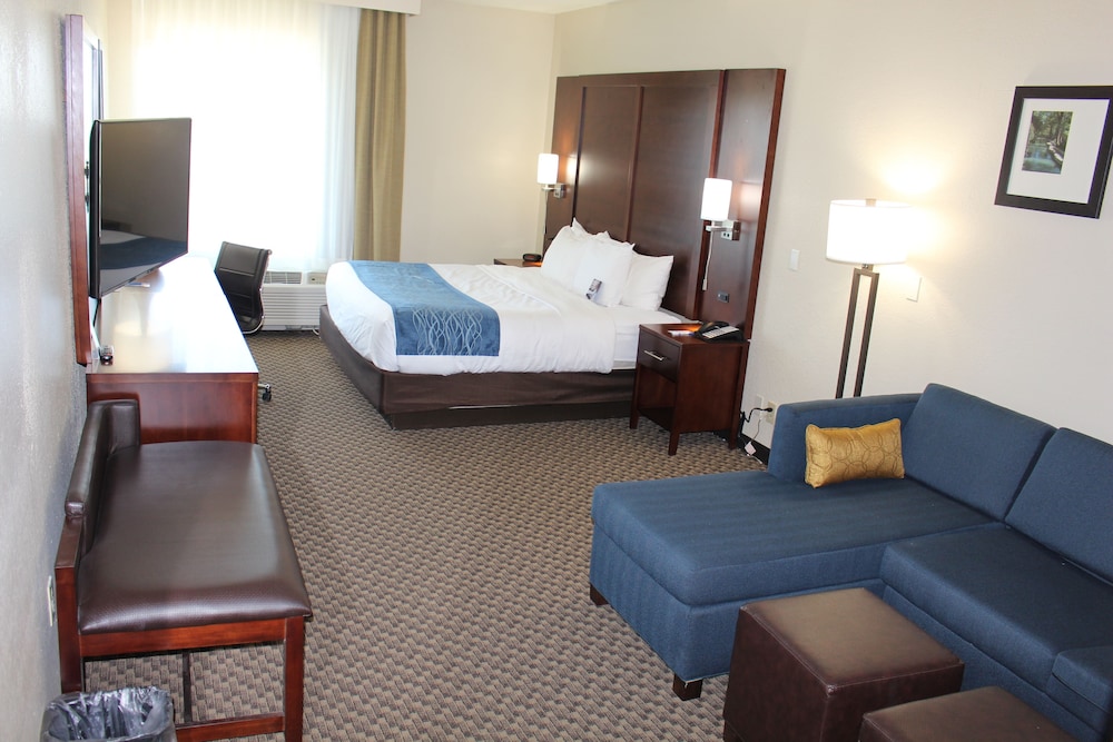 Comfort Inn & Suites Near Six Flags & Medical Center 9/36