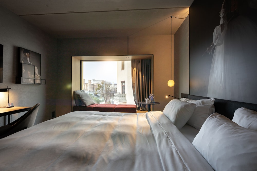 Standard, Queen Bed, Street View