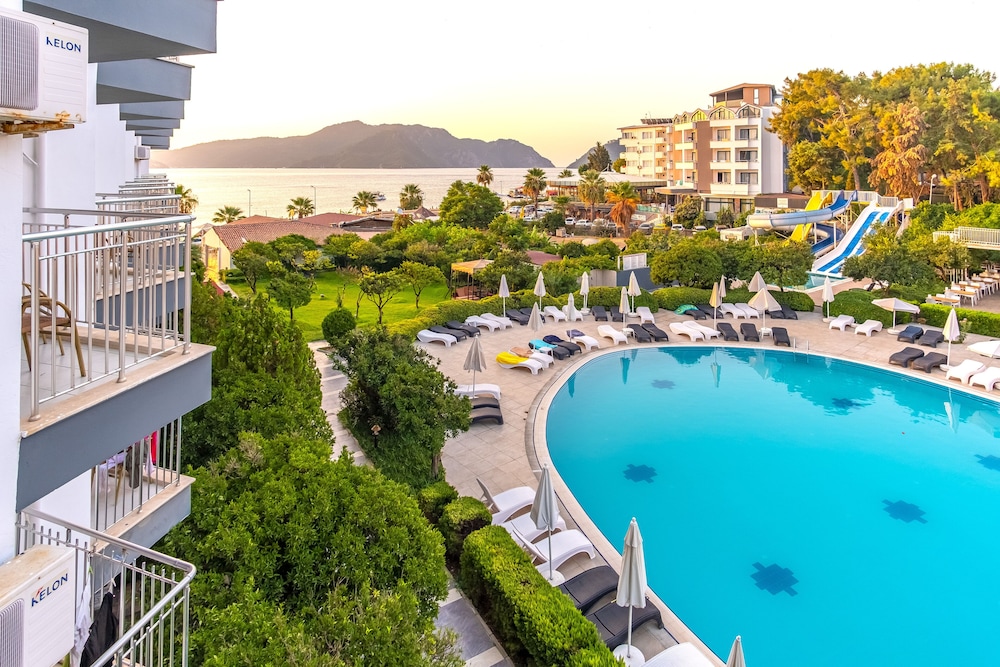 Caprice Beach Hotel 57/67