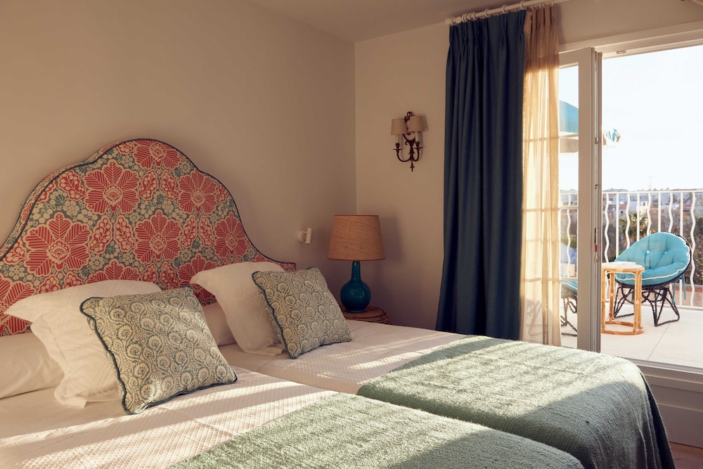 ROOM, TWIN BEDS