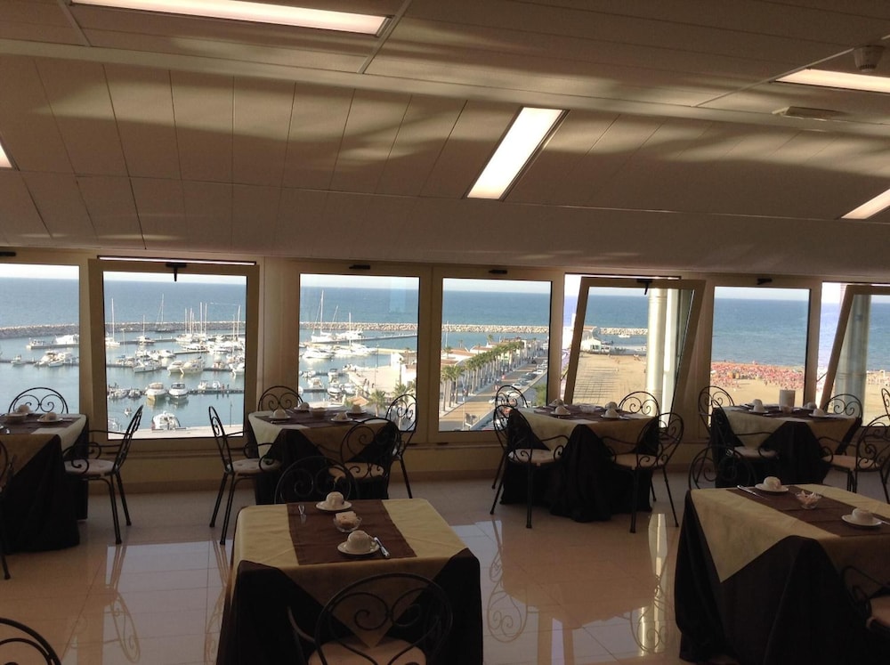 Hotel Borgo Marina 18/50