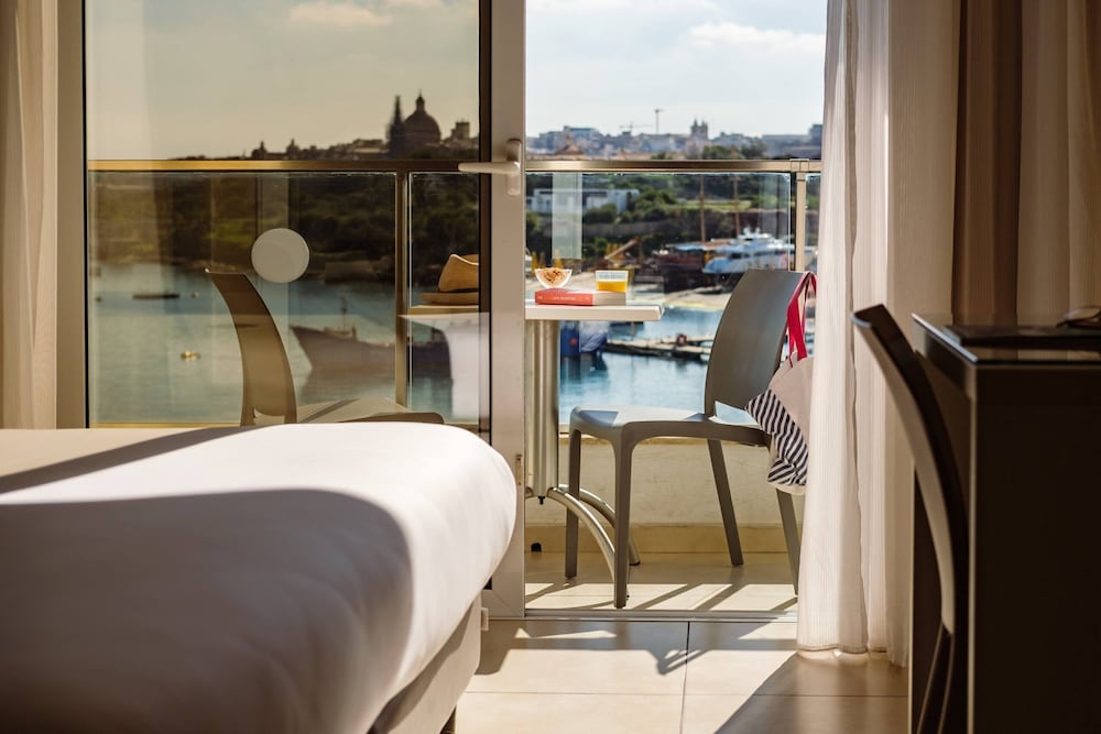 115 The Strand Hotel And Suites 21/49