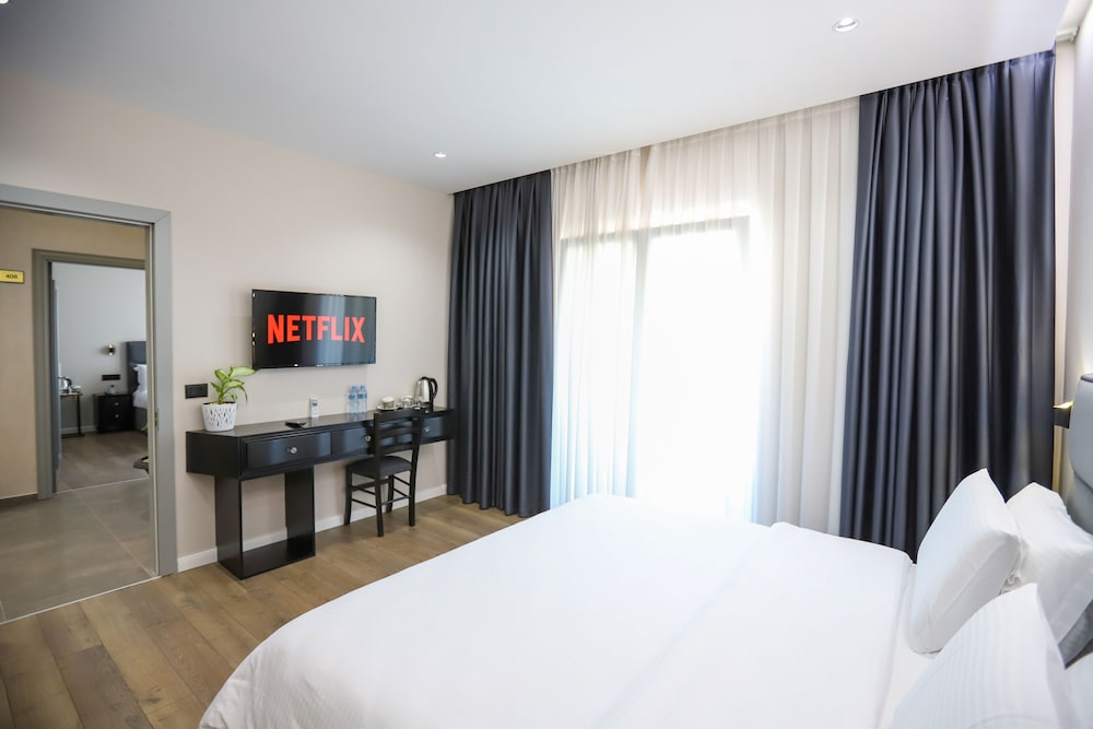 DELUXE, DOUBLE BED