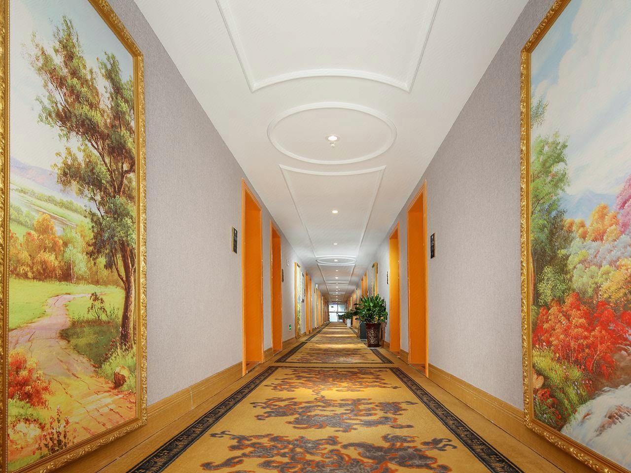Vienna Hotel (Chengdu Chunxi Road Tianfu Square Metro Station) 22/33