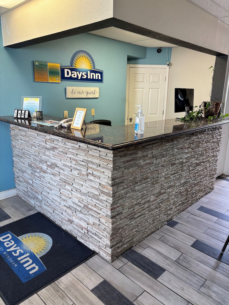 Days Inn by Wyndham West Branch Iowa City Area 3/42