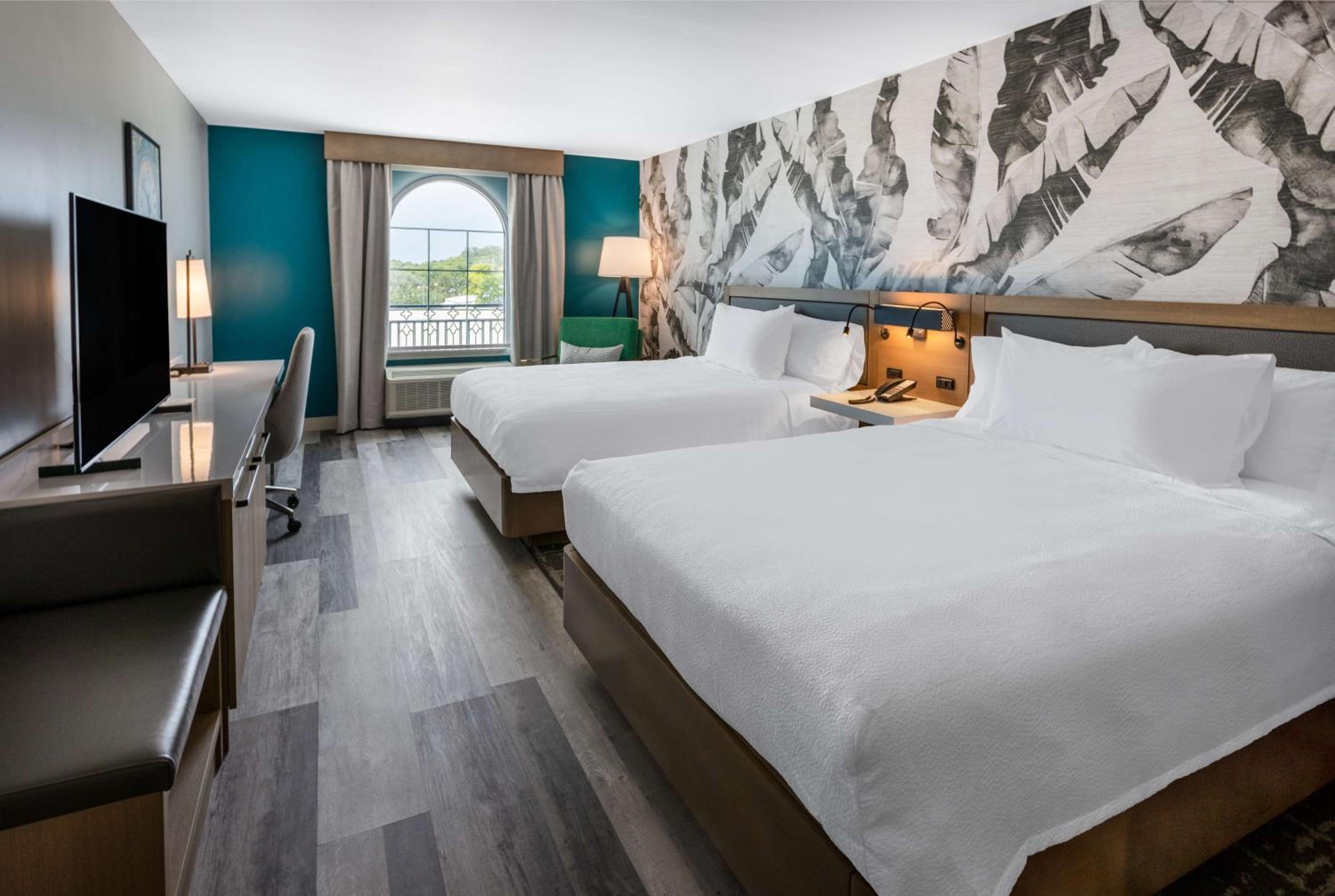 ROOM, QUEEN BED