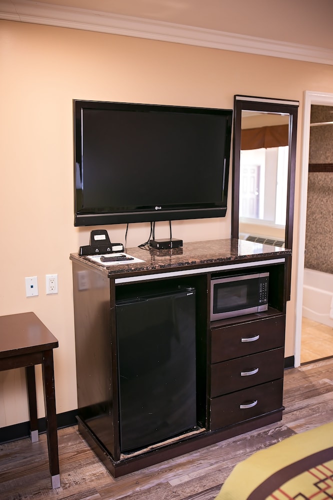 Rodeway Inn & Suites Bellflower 24/33
