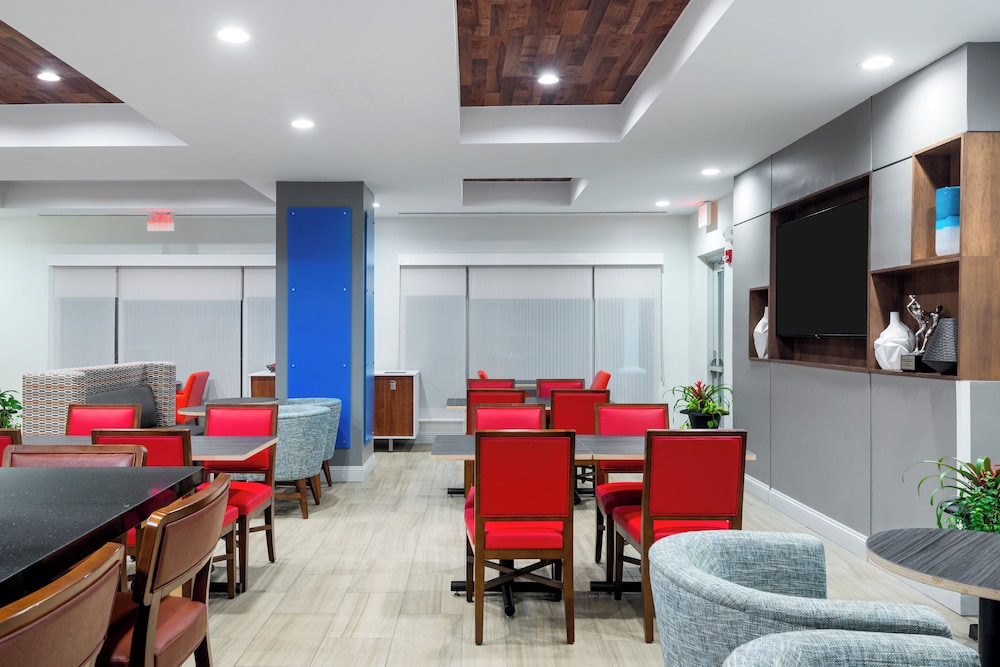Holiday Inn Express and Suites Florence I-95 and I-20 Civic Ctr, an IHG Hotel 62/70
