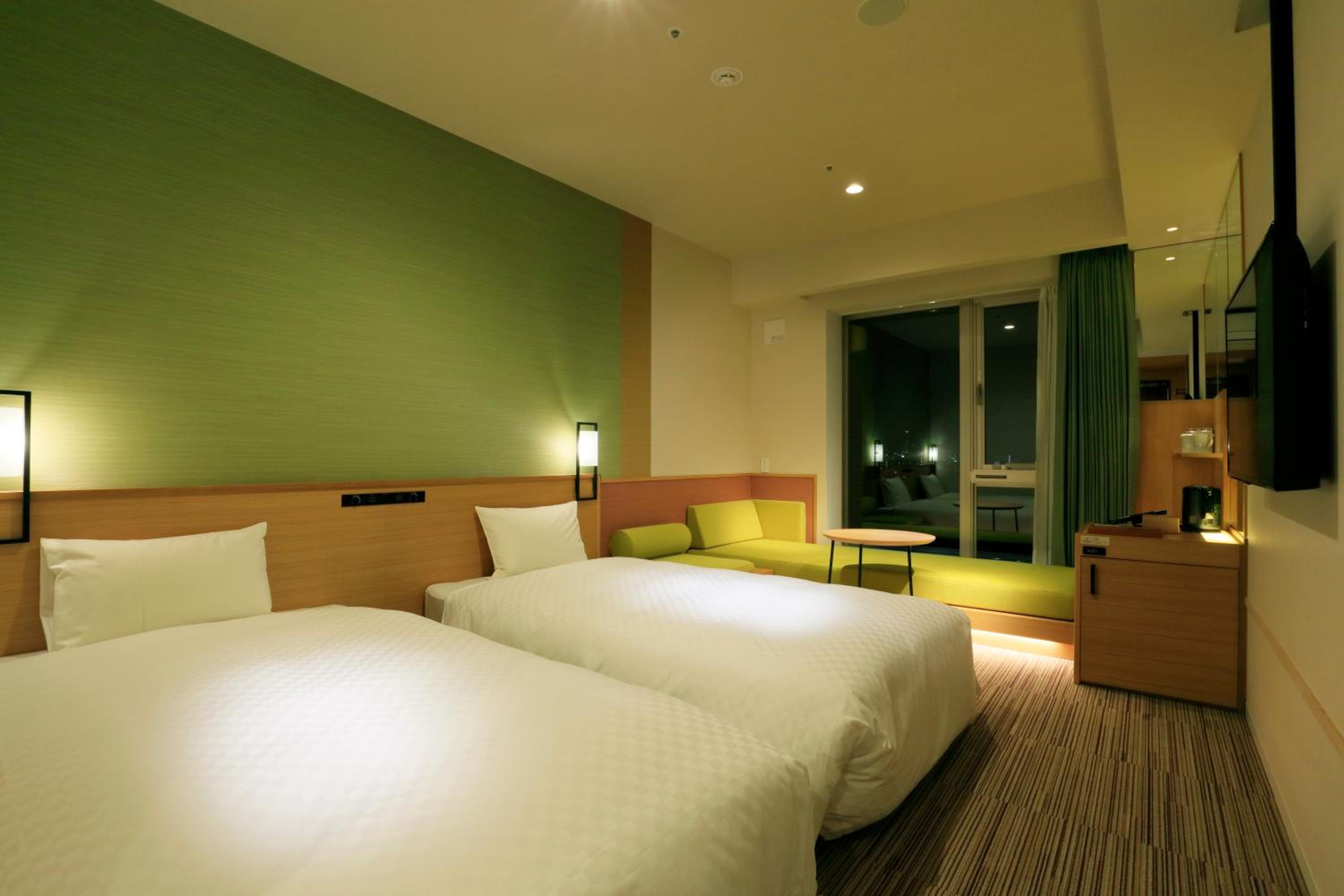 غرفة قياسية بسريرين منفصلين مع أريكة، The Singulari Hotel And Skyspa At Universal Studios Japan 3/9