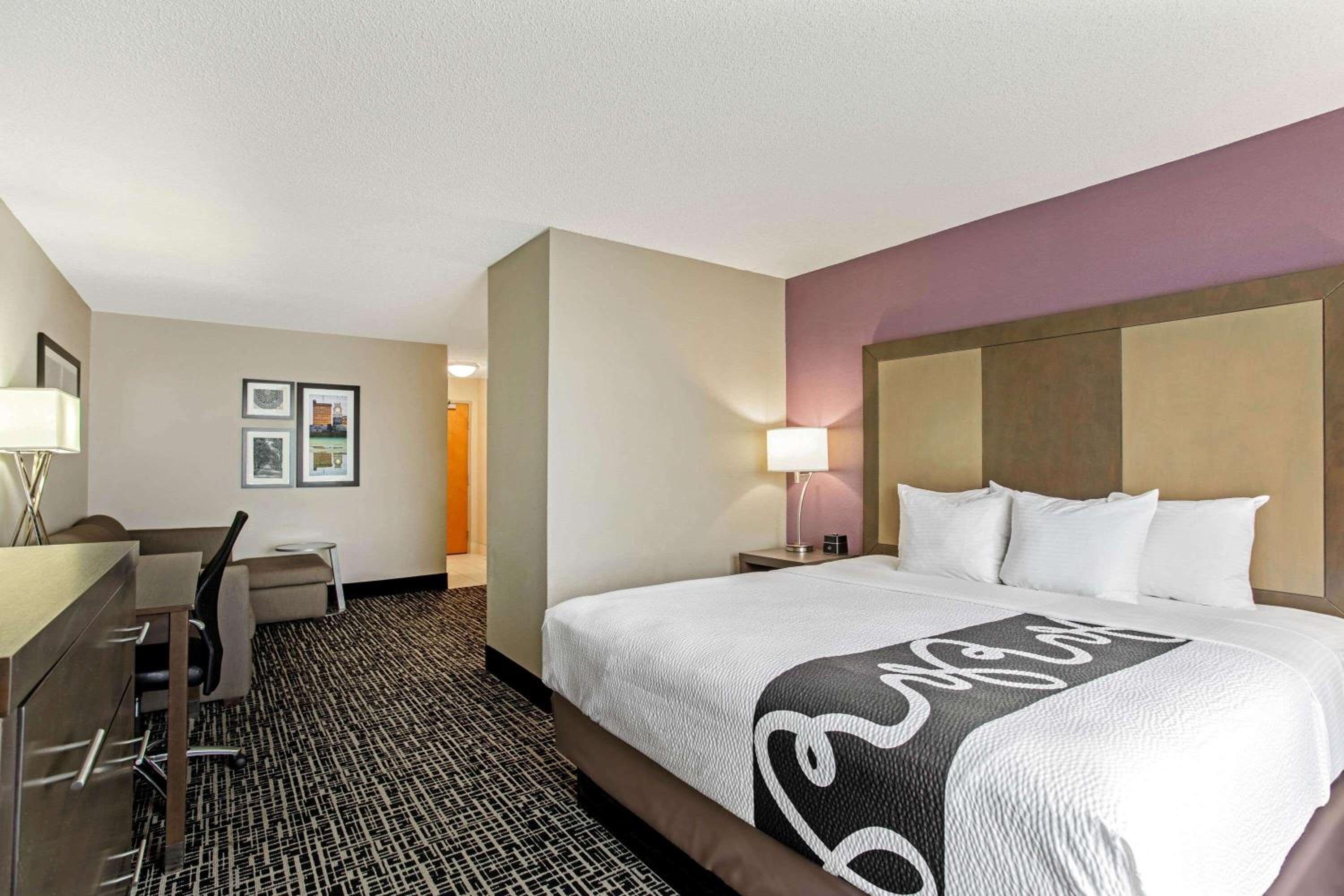 غرفة ديلوكس بسرير كينج بحوض استحمام لذوي الإعاقة، La Quinta Inn & Suites by Wyndham Hopkinsville 7/10