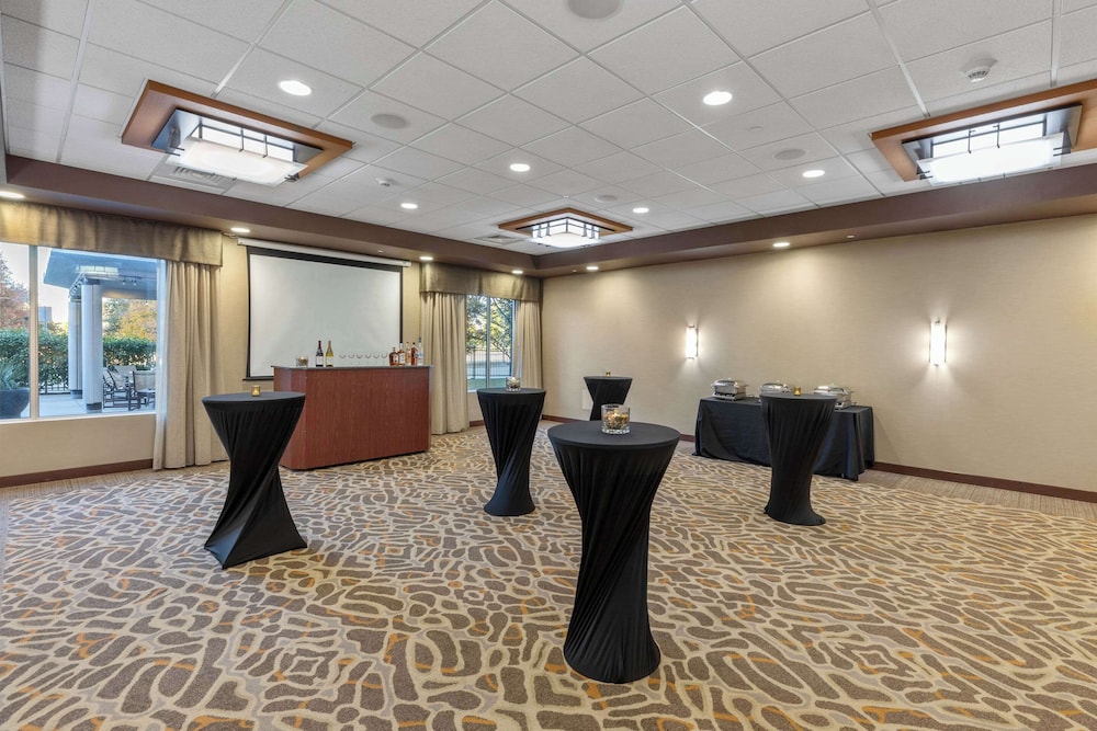 Cambria Hotels Plano Frisco 24/50