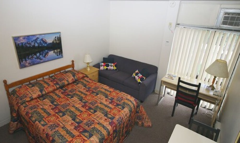 ALEXANDRA HOTEL 18/37