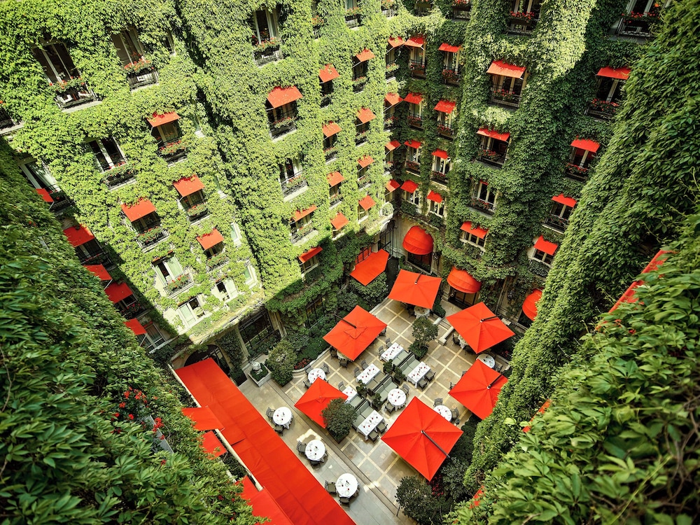 Hotel Plaza Athenee 75/79