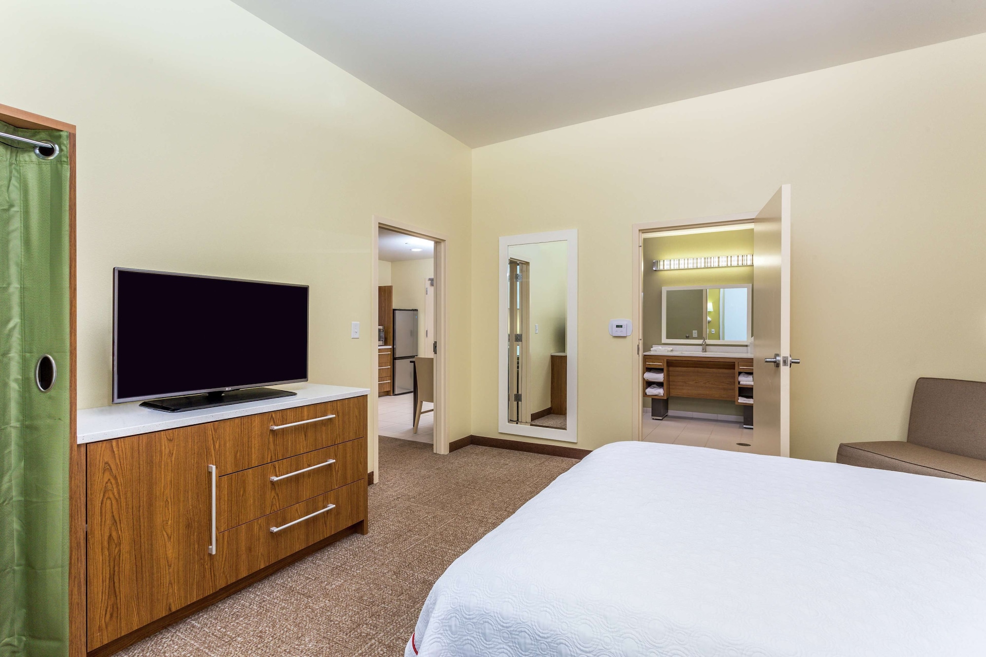 1 BEDROOM, SUITE, QUEEN BED, ACCESSIBLE