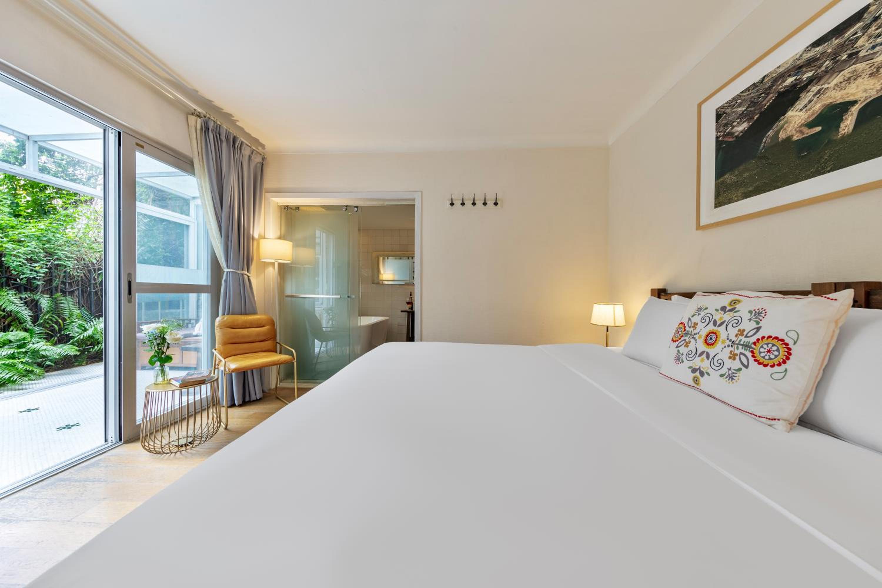 Courtyard, Suite