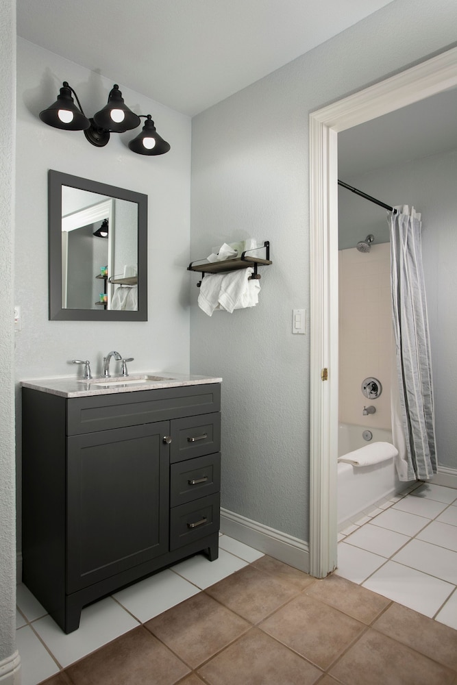 Hounds Tooth Inn 34/50