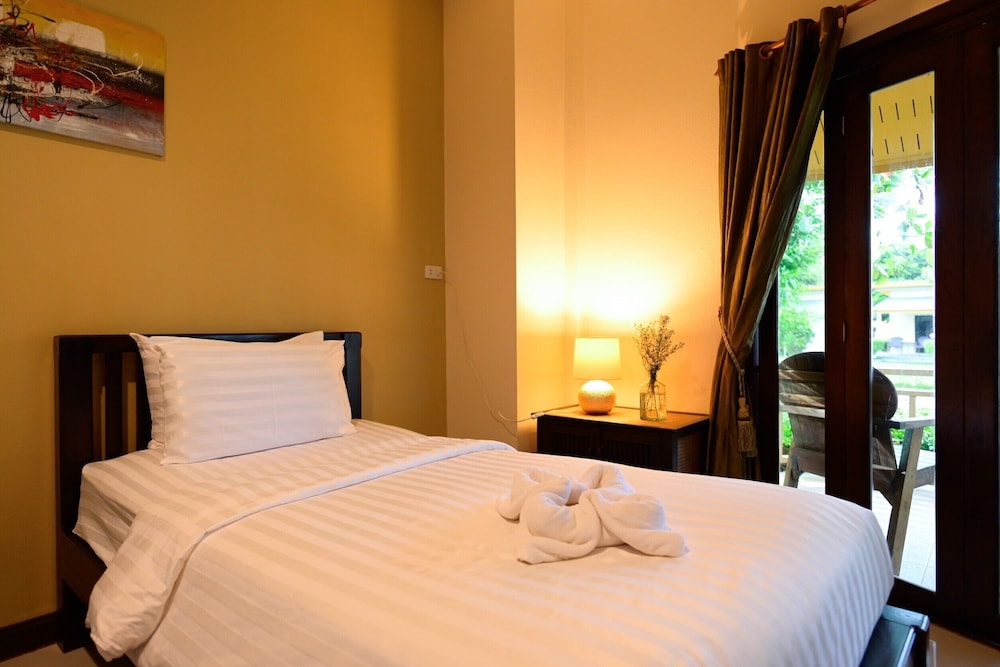 Saphli Villa Beach Resort 12/77