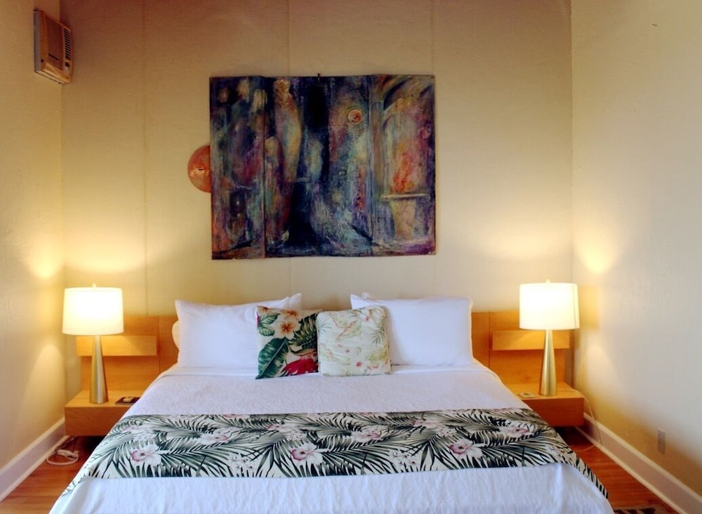 Romantic, Studio, Suite, King Bed, Ocean View, Garden Area