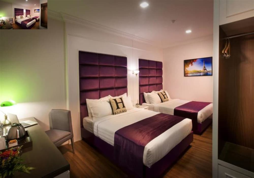 Premier, Family, 2 Queen Beds, No Window