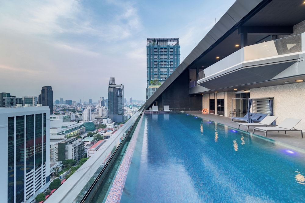 Queensland Hotel Bangkok 46/50