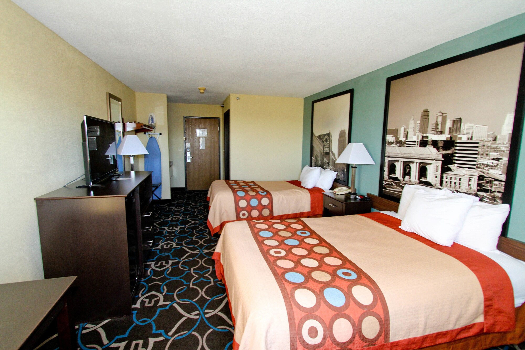 Room, Double Bed, Accessible, Super 8 By Wyndham Kansas City 2/10