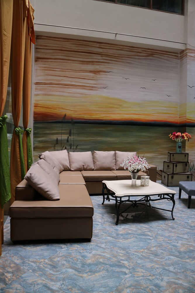 Paragon Hotel And Suites 38/50
