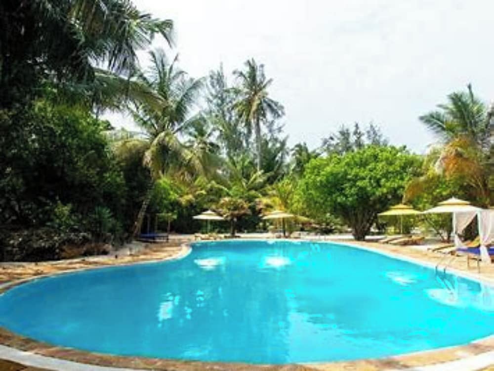 Hakuna Majiwe Beach Lodge 50/50