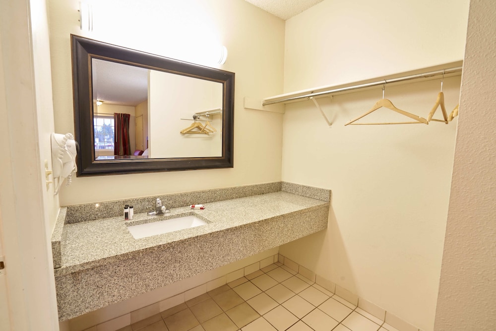 Skyway Inn SeaTac 6/58