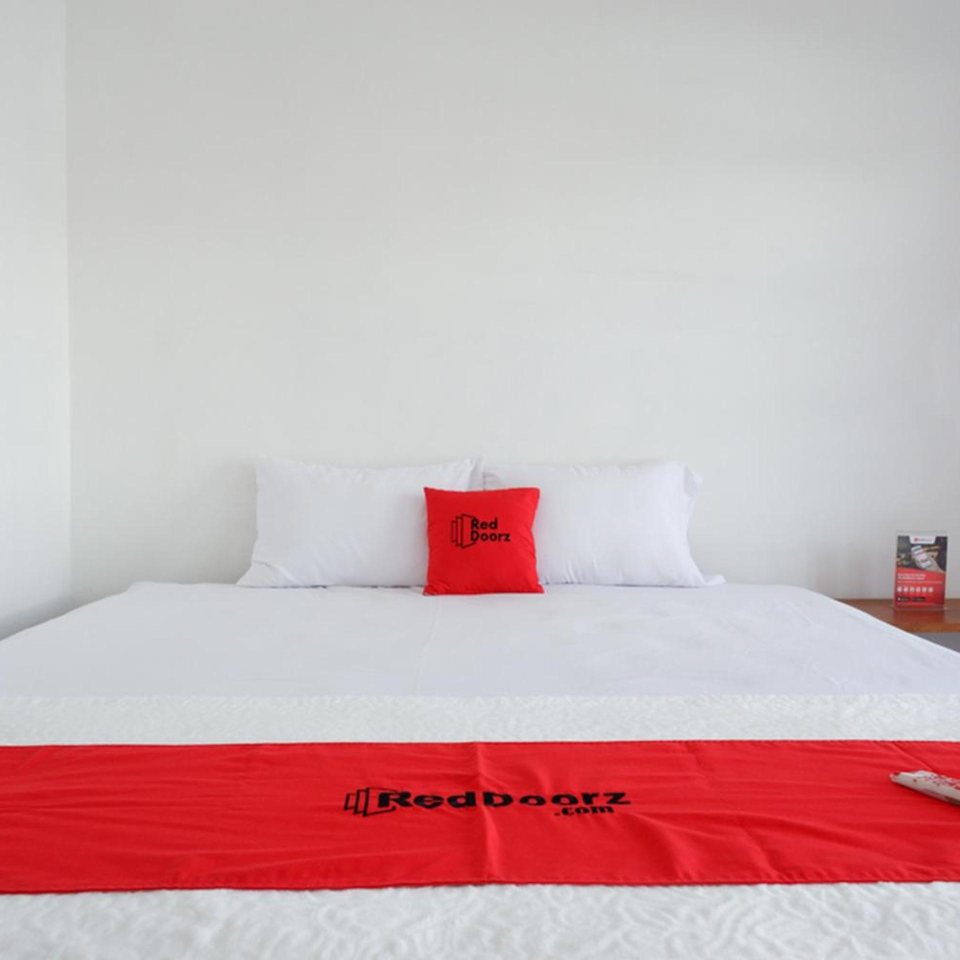 RedDoorz Plus near UMS Solo 18/50