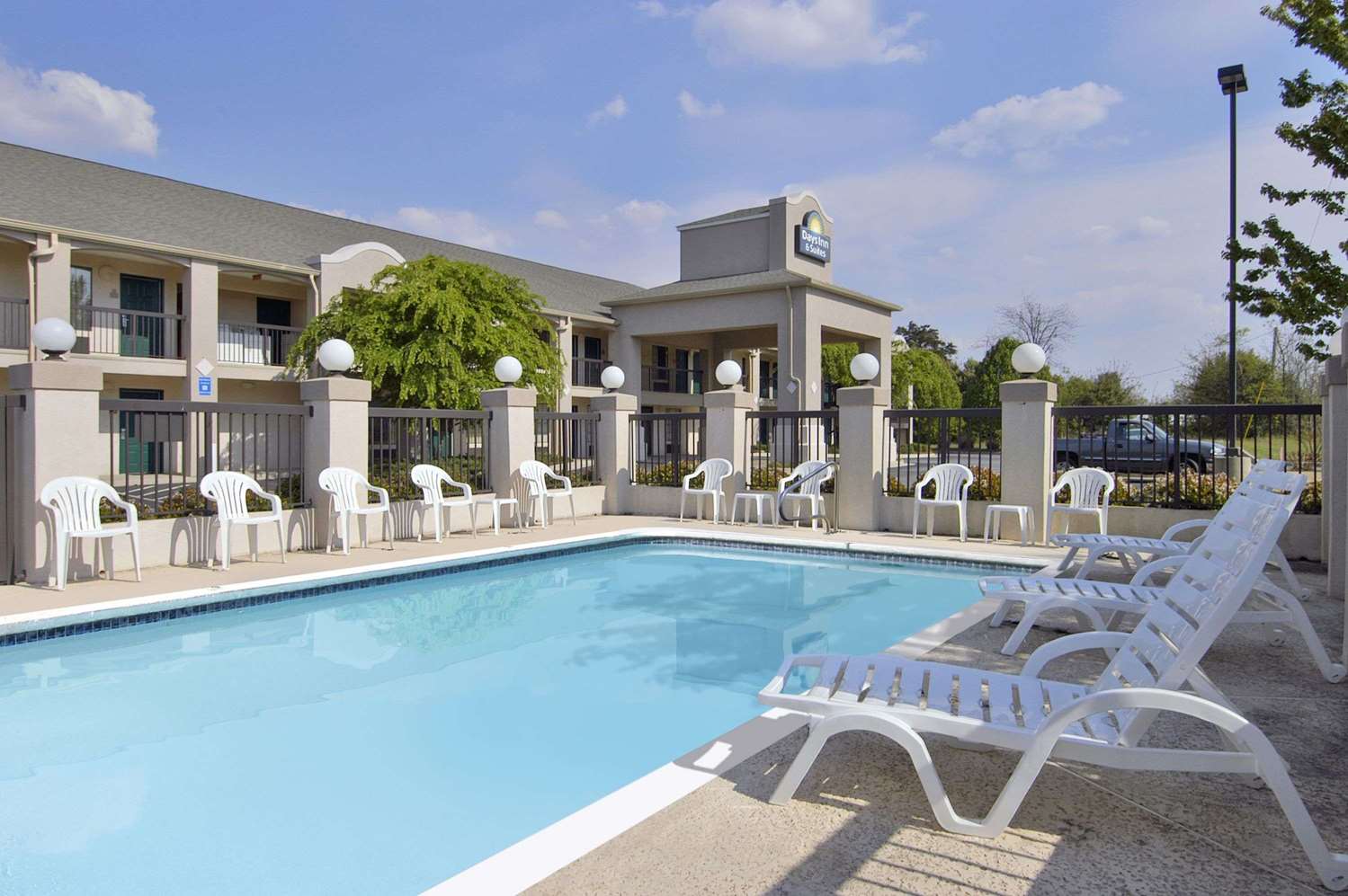Days Inn & Suites By Wyndham Fort Valley 3/4