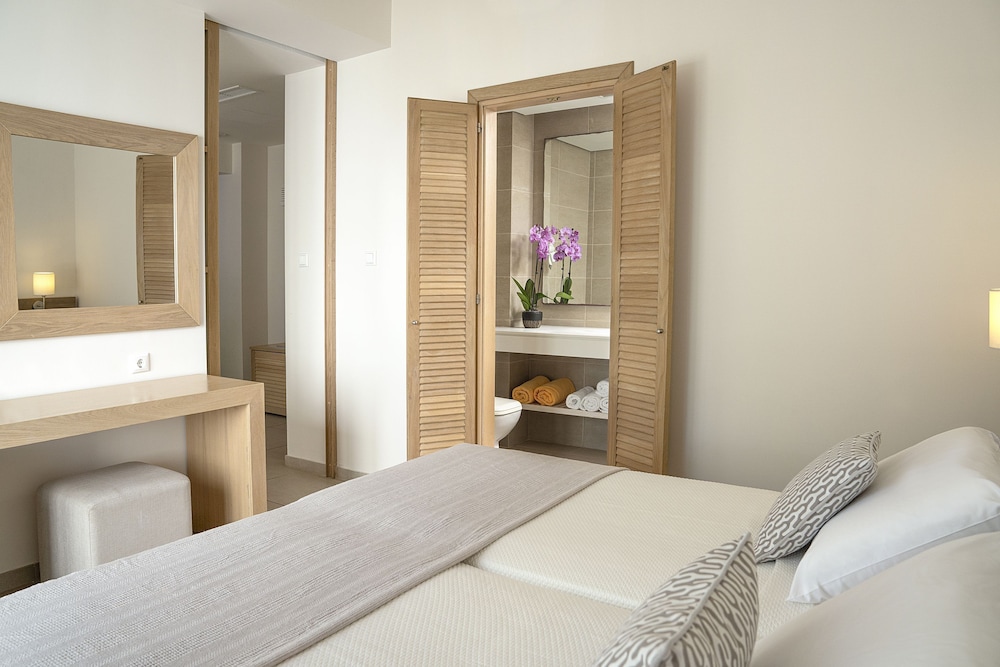 Maritimo Beach Hotel 23/65