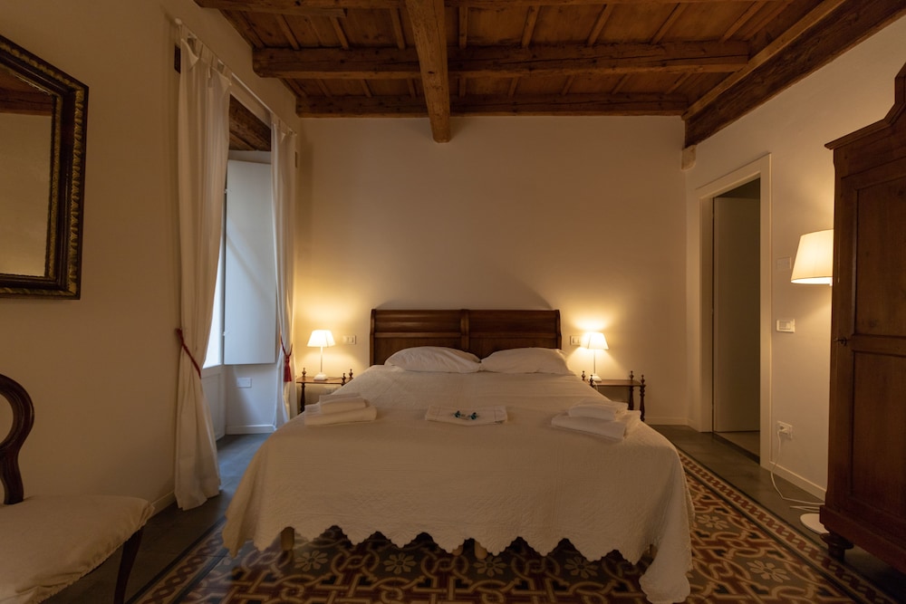 ROMANTIC, DOUBLE BED