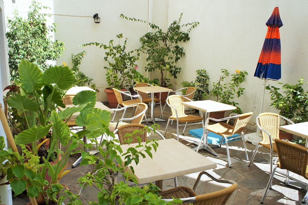 Anthemis Hotel 28/40