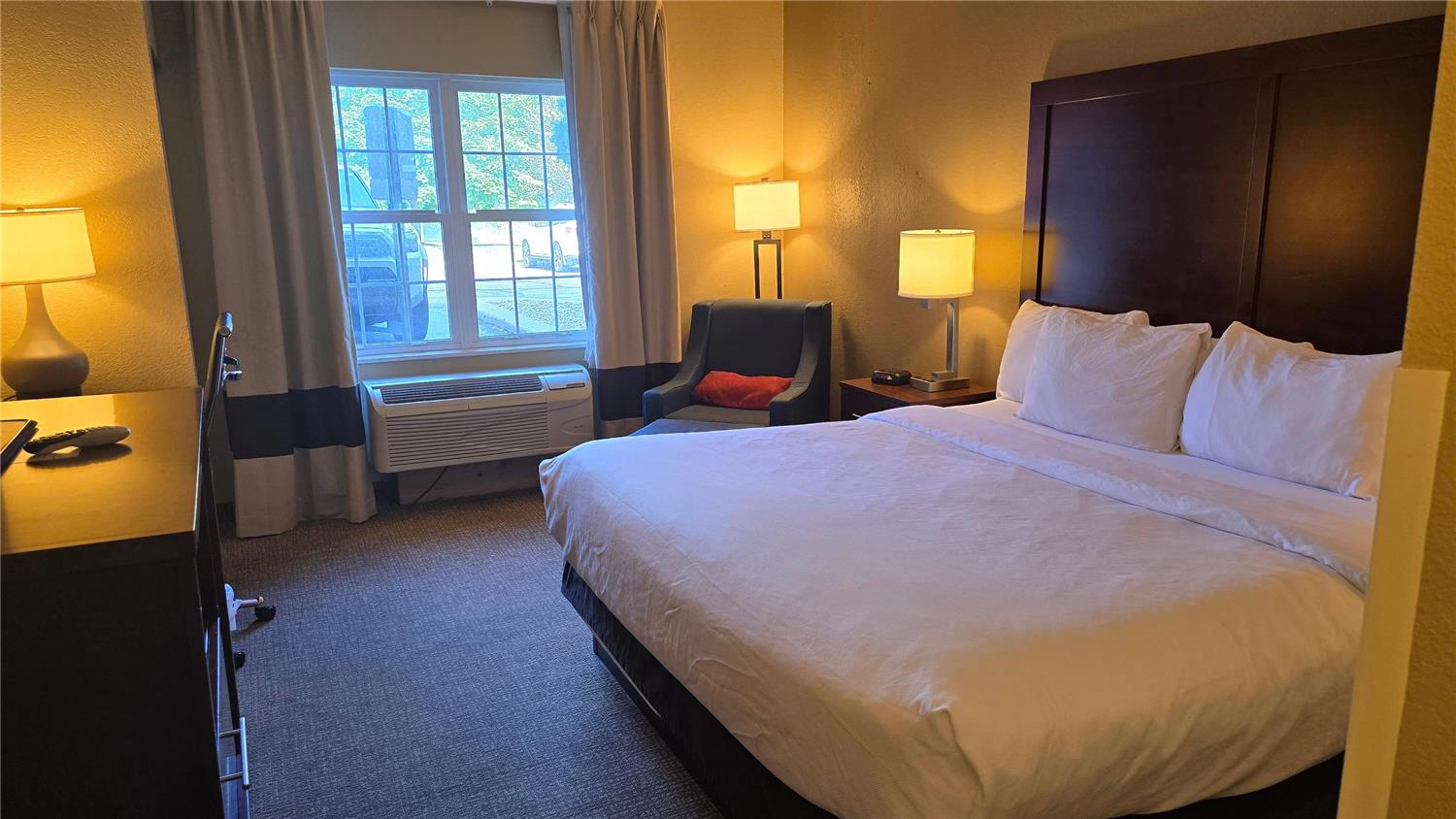 غرفة بسرير كينج