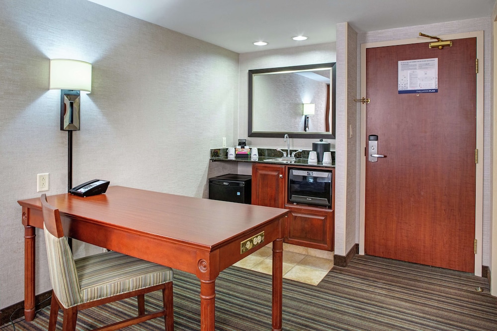 Hampton Inn & Suites By Hilton Toronto Airport 38/39
