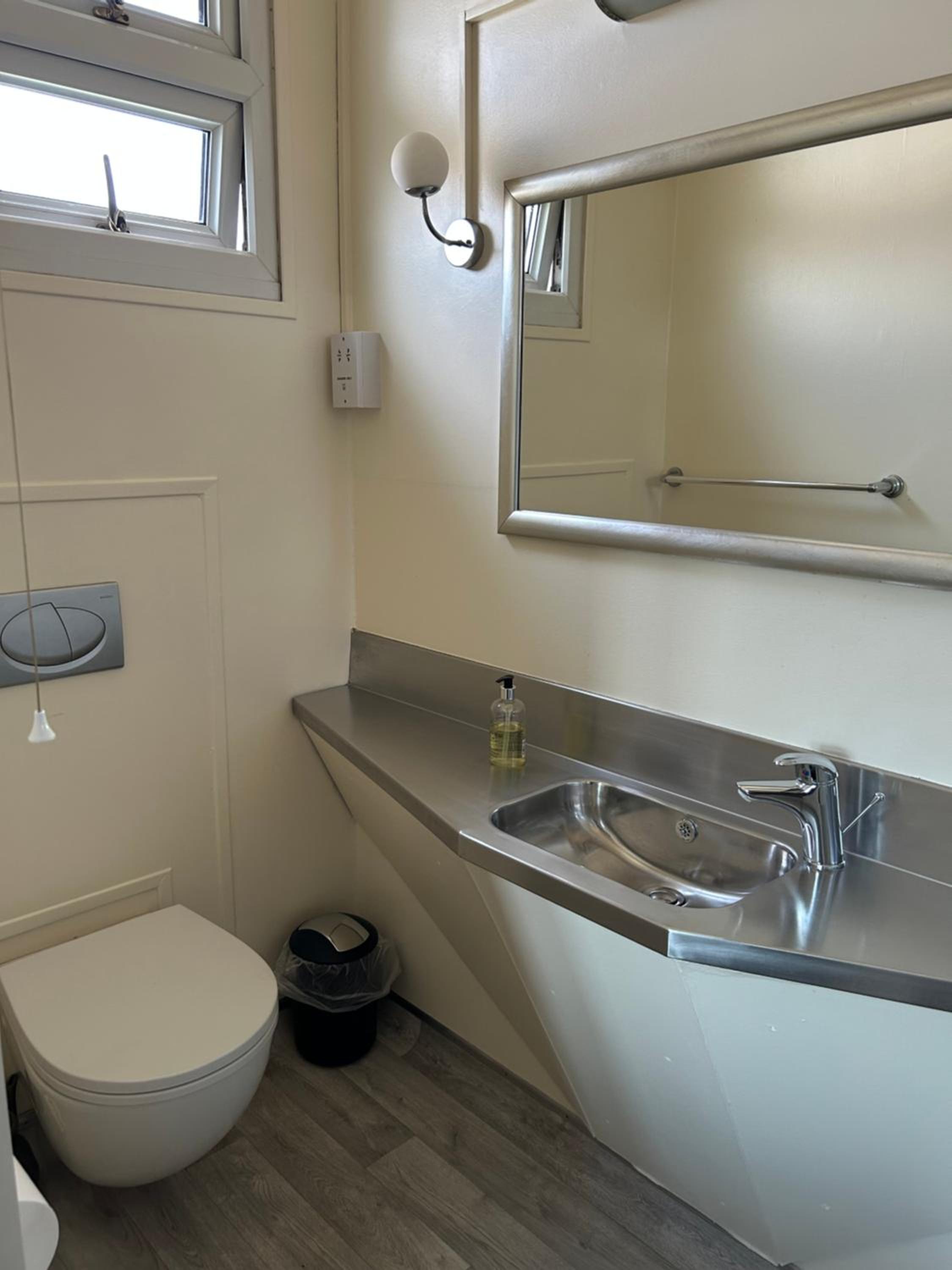 Oakwood Bed and Breakfast Heathrow 22/25