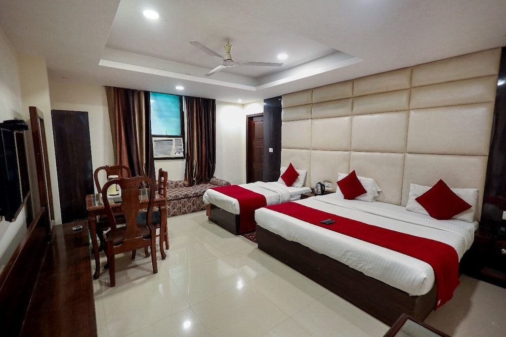 Hotel The Paramont Delhi 7/50