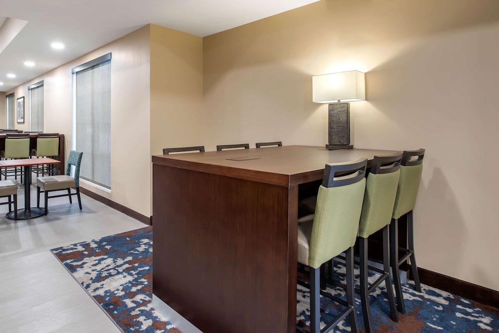 Comfort Inn and Suites Ames Near ISU Campus 37/41