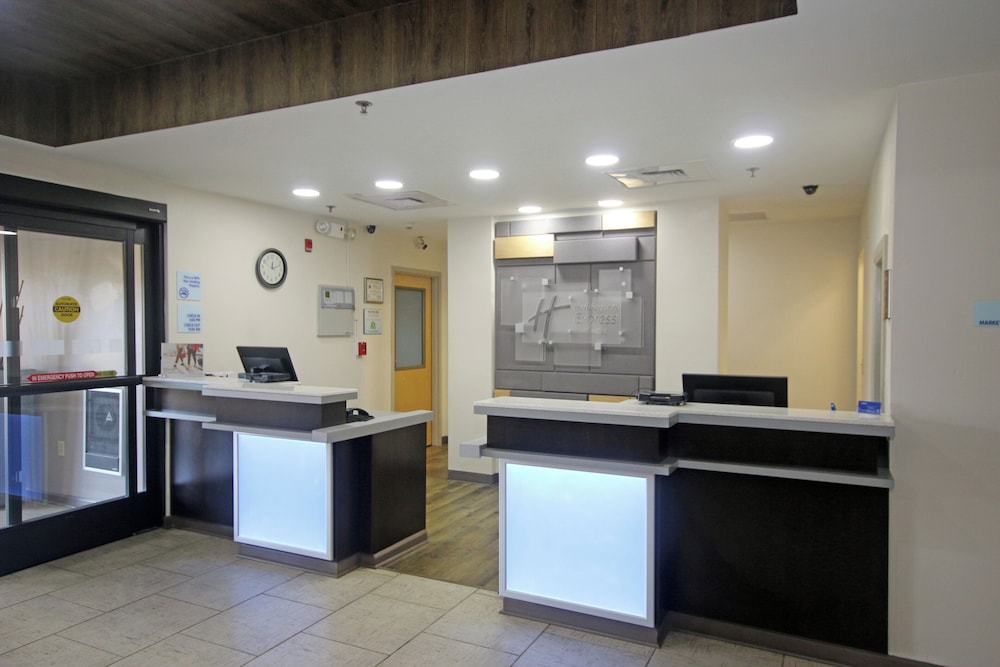 Holiday Inn Express Hotel Suites Greensboro East 9/58