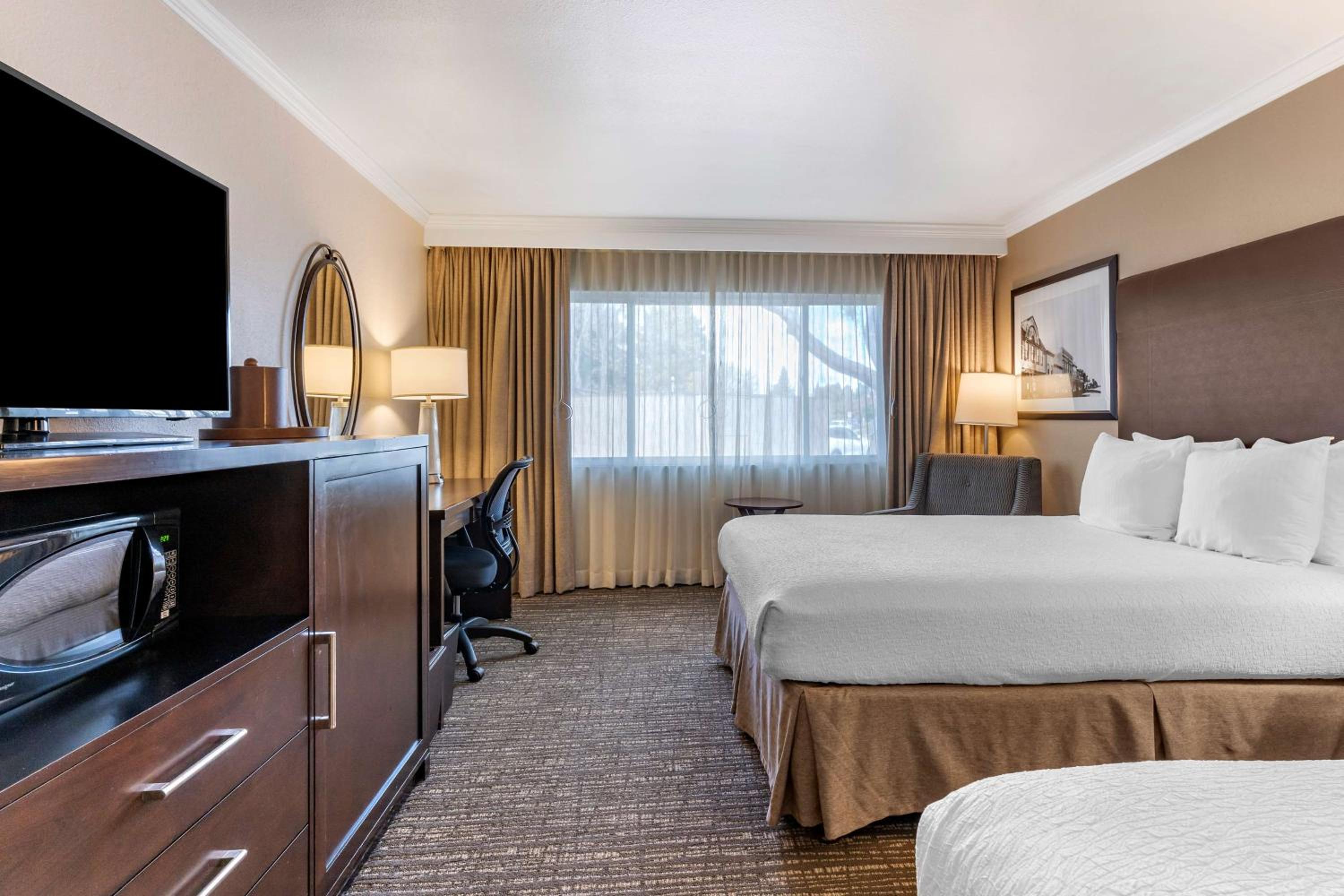 Room, 2 Queen Beds, Bathtub, Accessible