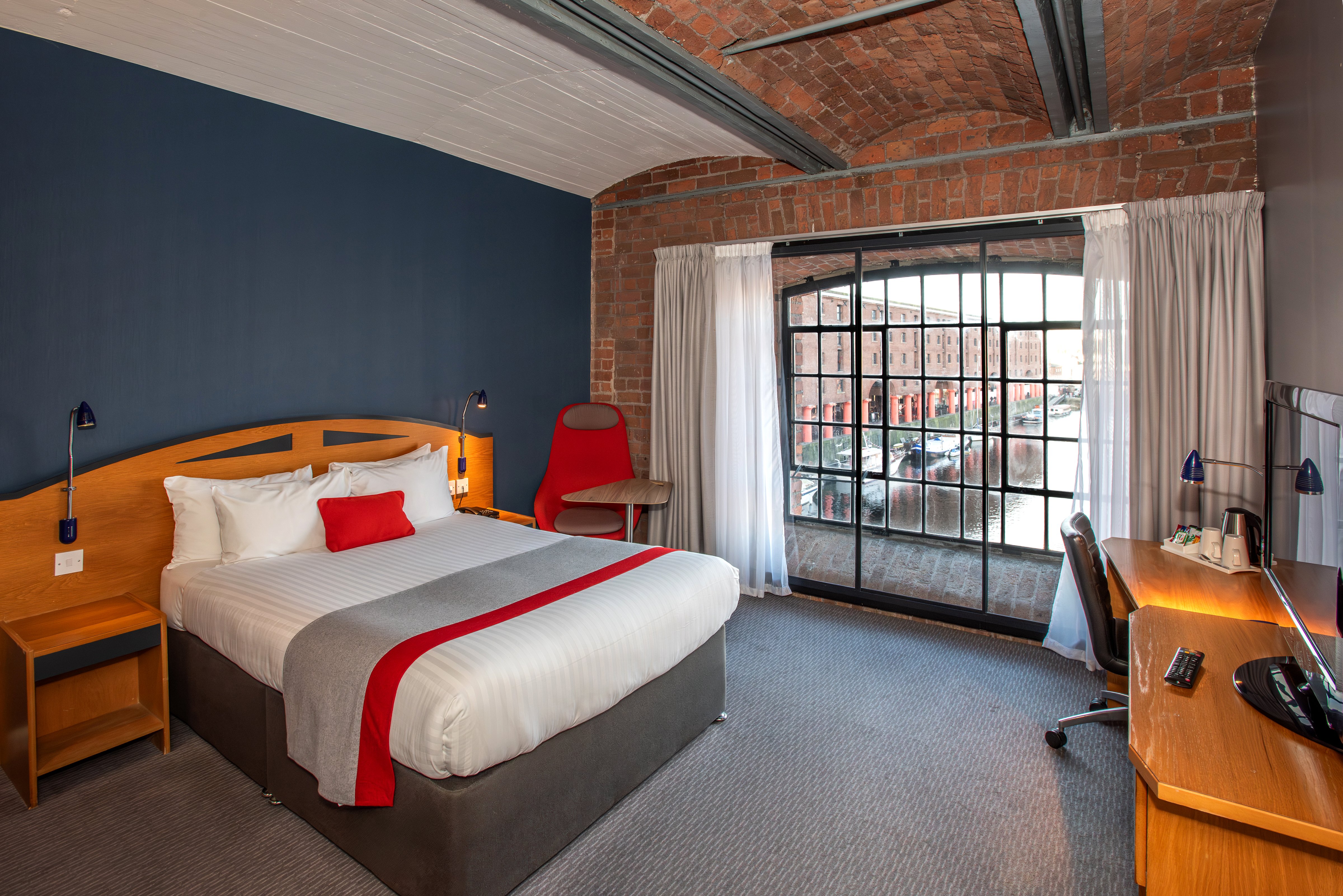 Holiday Inn Express Liverpool Royal Albert Dock 24/76