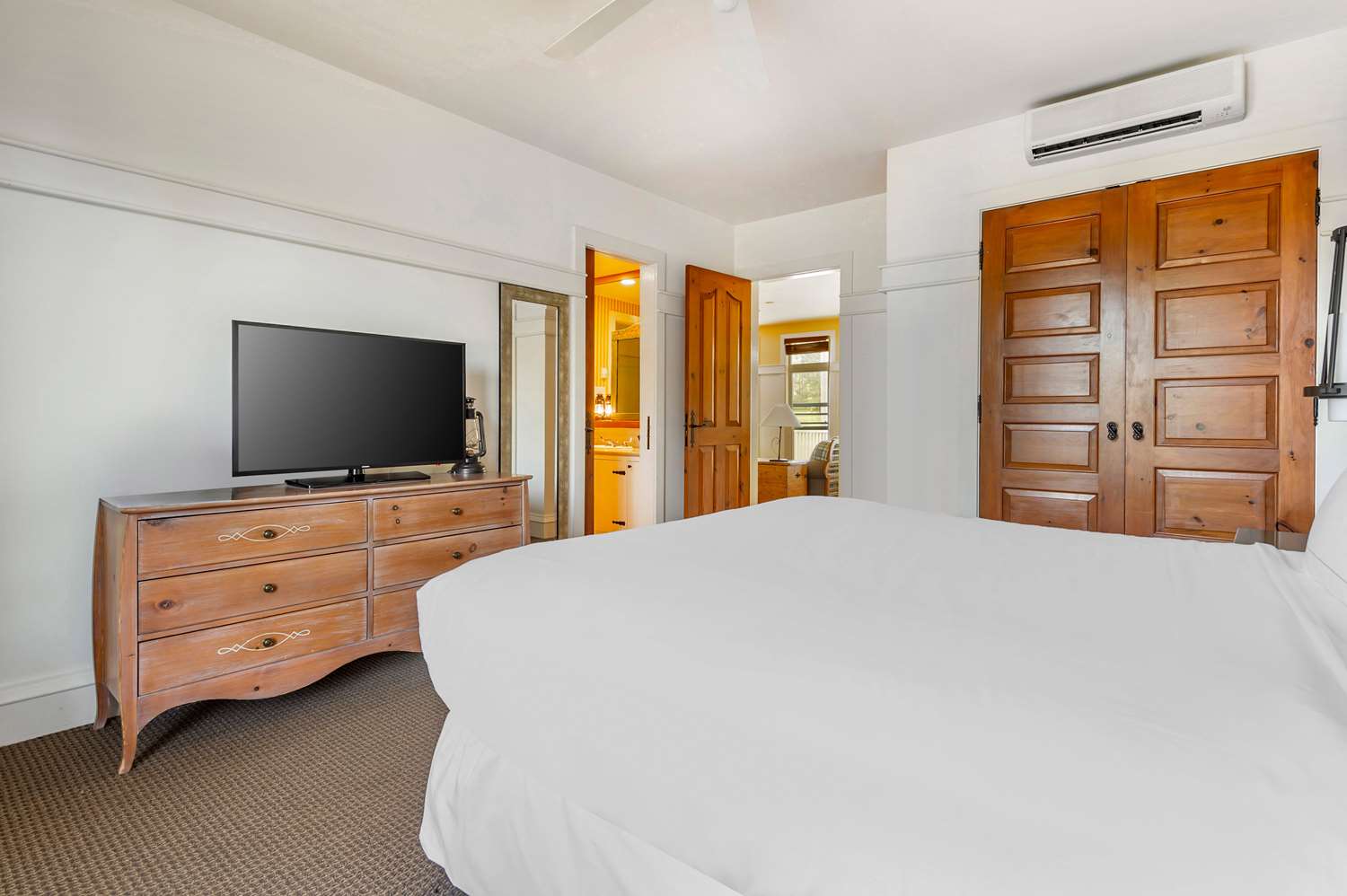 1 Bedroom, King Bed, Resort View, Sofa، Hilton Grand Vacations Club Tremblant Canada 3/4
