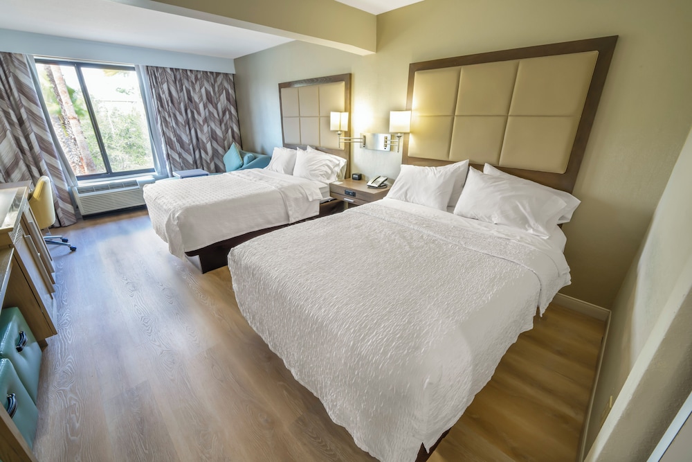 Chaise, 2 Queen Beds