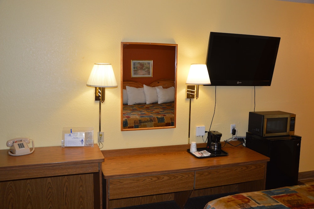 Burnsville Inn & Suites (ex Americas Best Value Inn-Burnsville/Minneapolis) 18/36